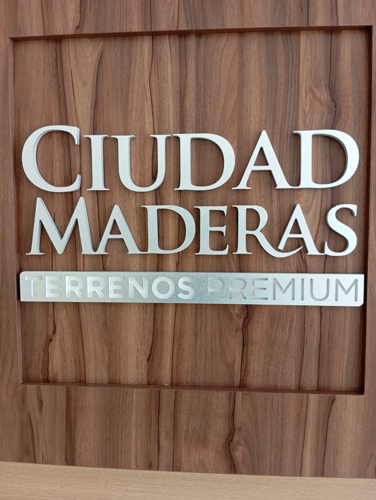 Letrero Ciudad Maderas con aluminio cepillado natural