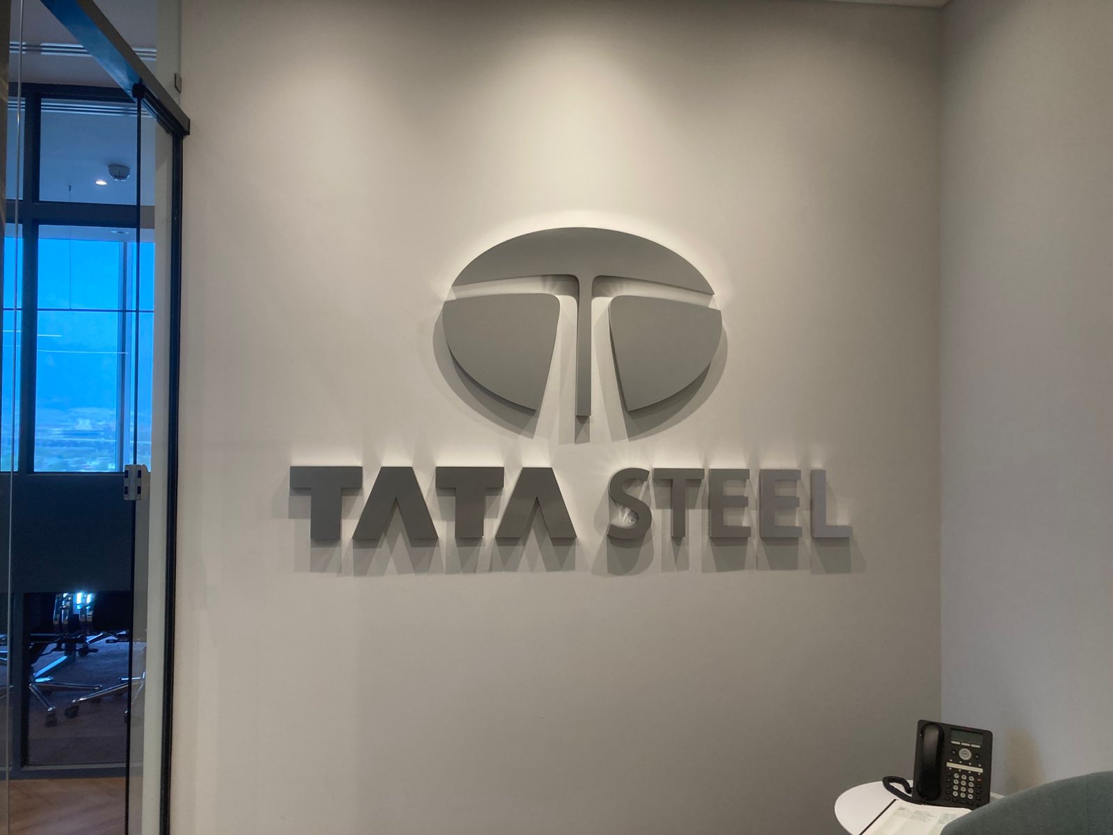 Letrero Tata Steel con aluminio cepillado natural