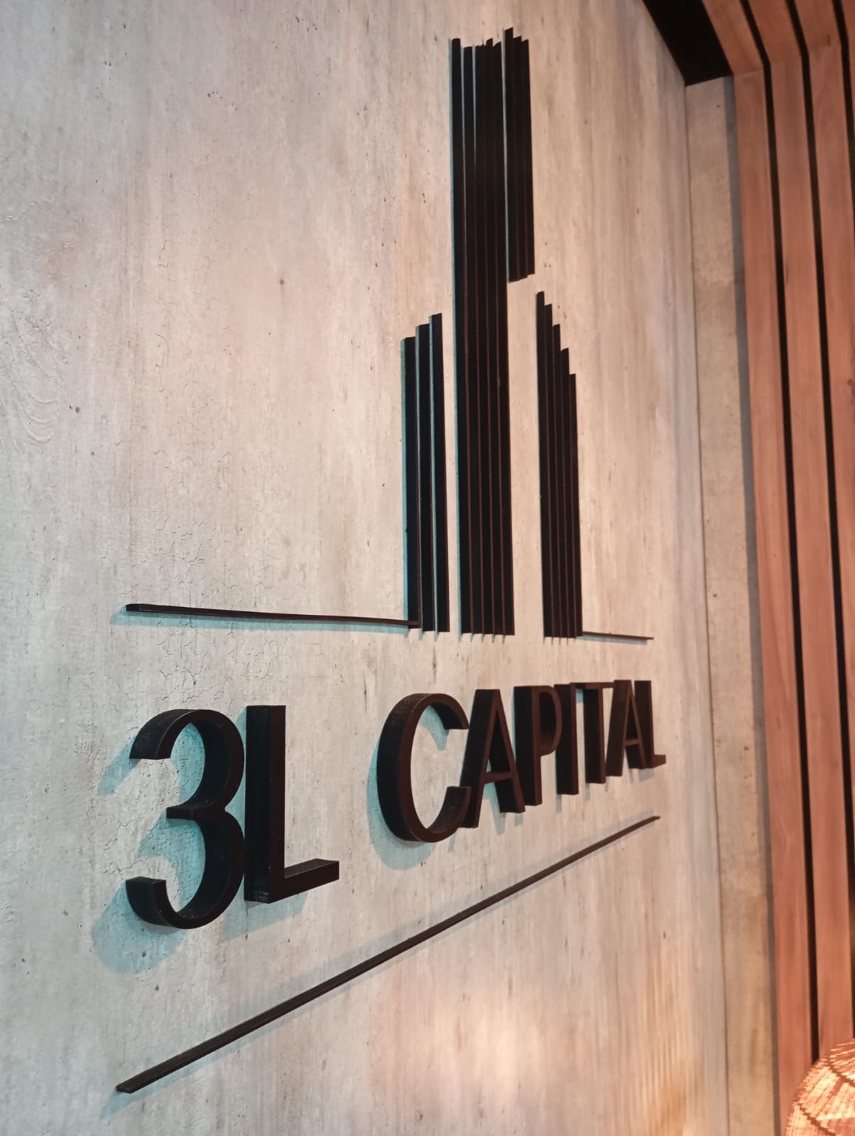 Letrero 3L Capital en trovicel pintado