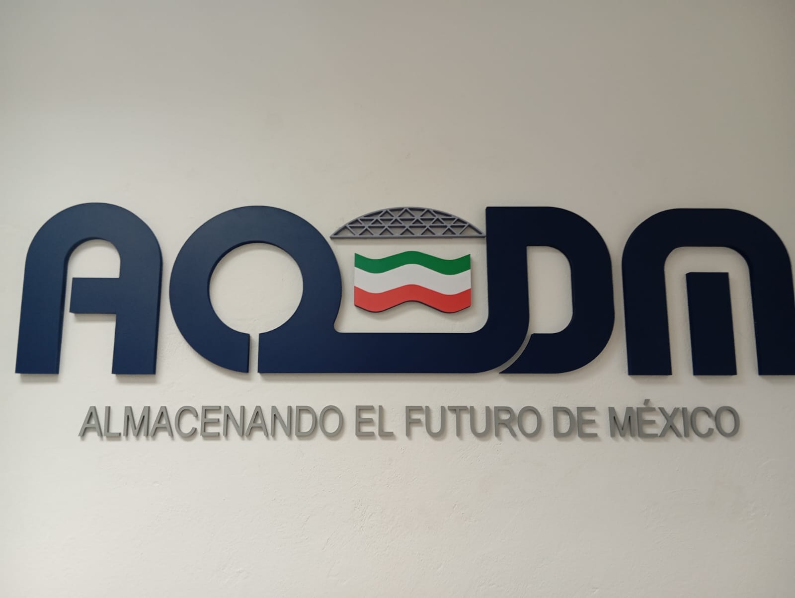 Letrero AQDM en trovicel pintado