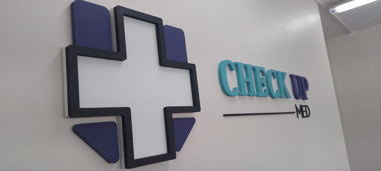 Letrero Check UP Med en trovicel pintado