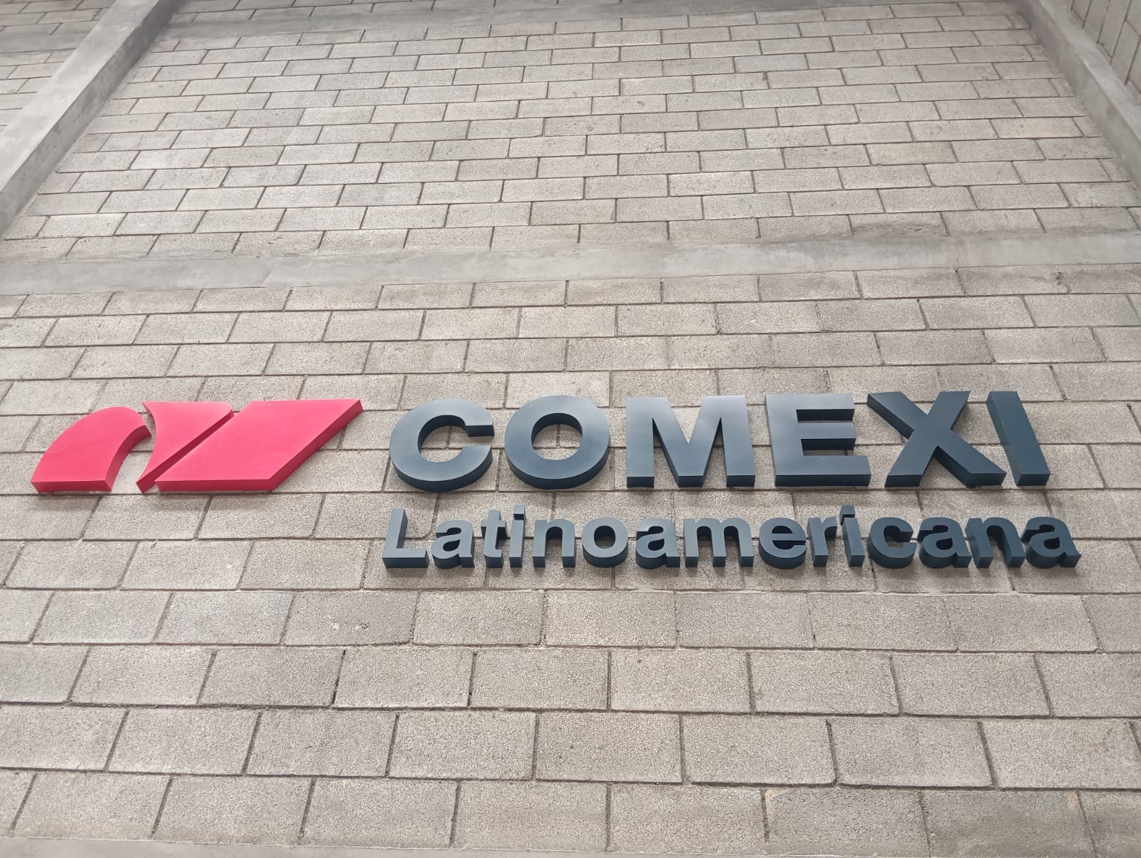 Letrero Comexi en trovicel pintado