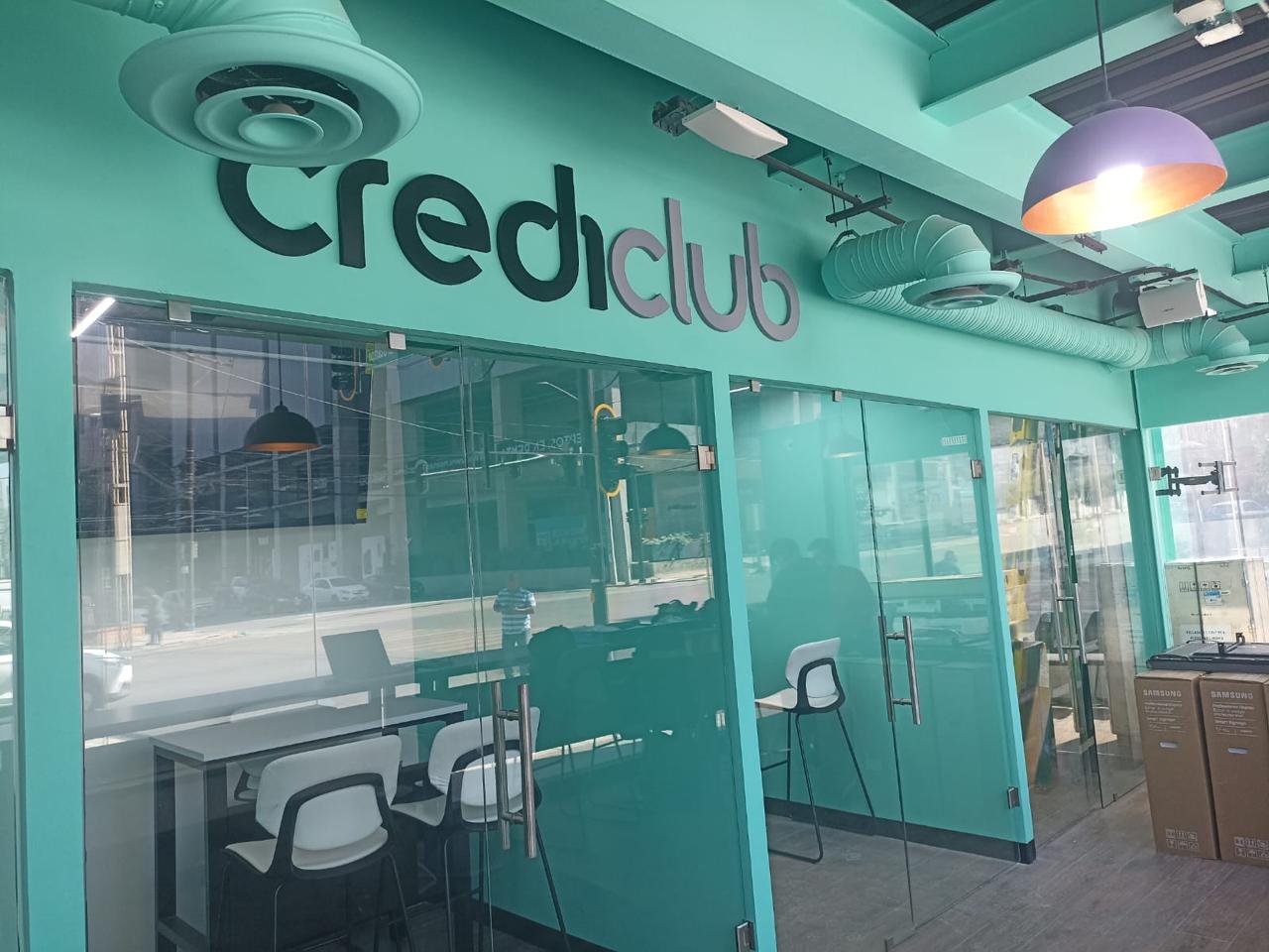 Letrero Crediclub en trovicel pintado