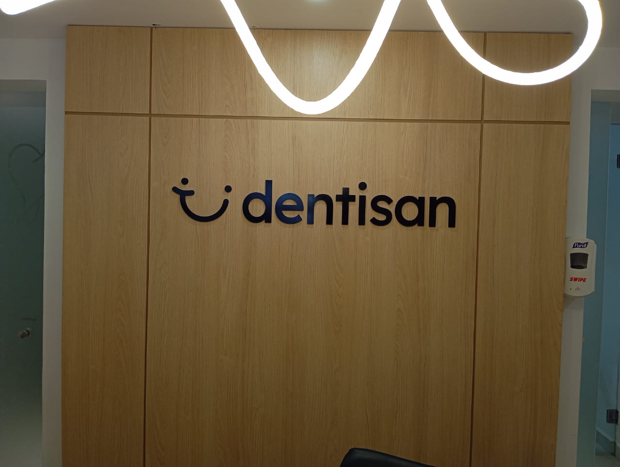 Letrero Dentisan en trovicel pintado