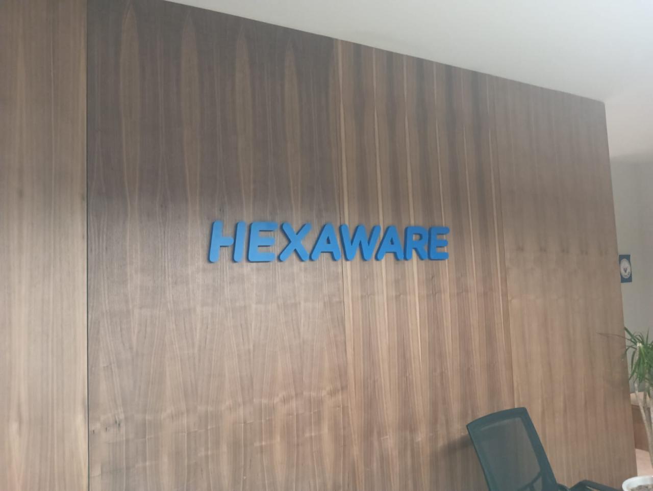 Letrero Hexaware en trovicel pintado