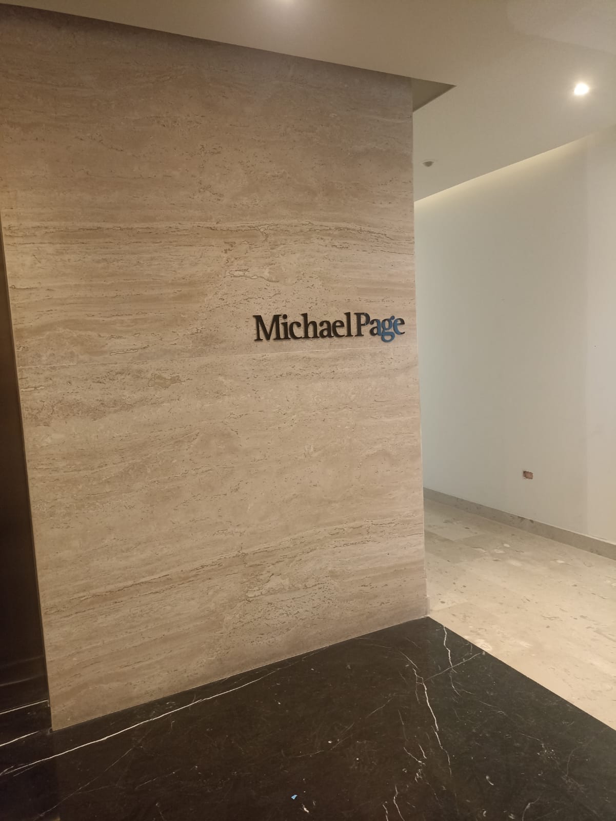 Letrero Michael Page en trovicel pintado