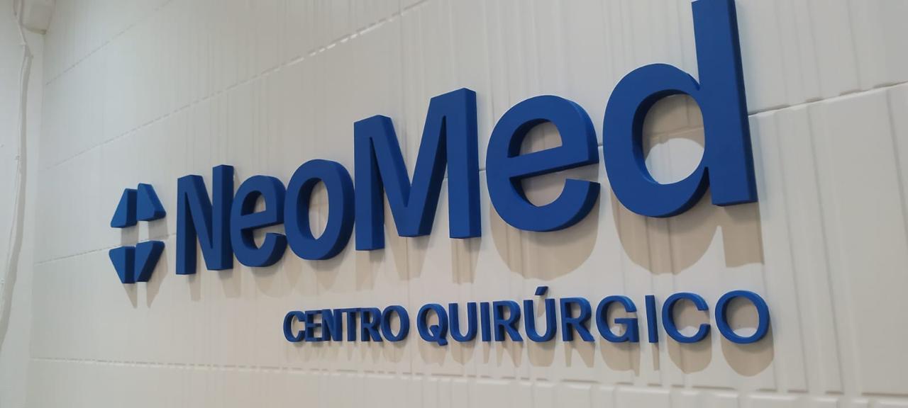 Letrero NeoMed en trovicel pintado