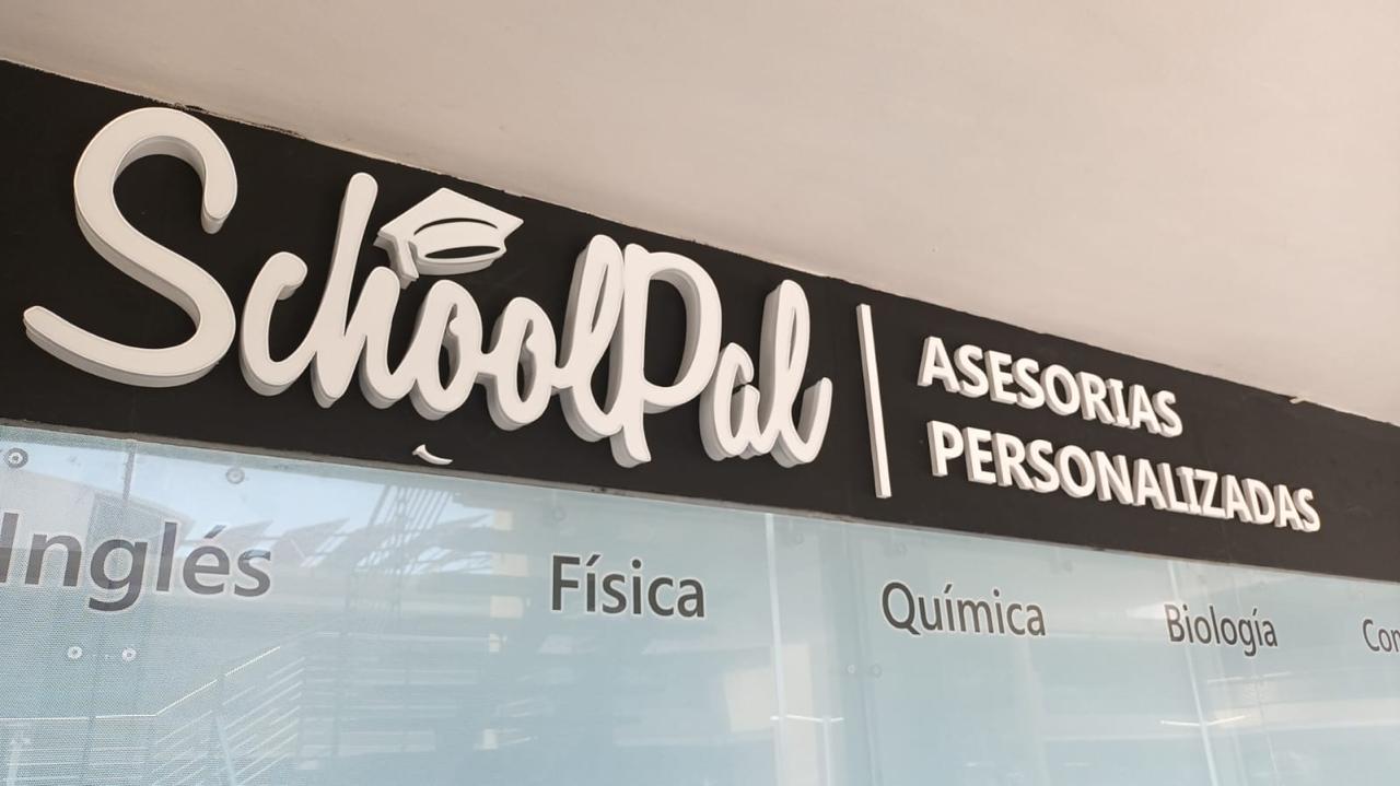 Letrero Schoolpal en trovicel pintado — vista 2