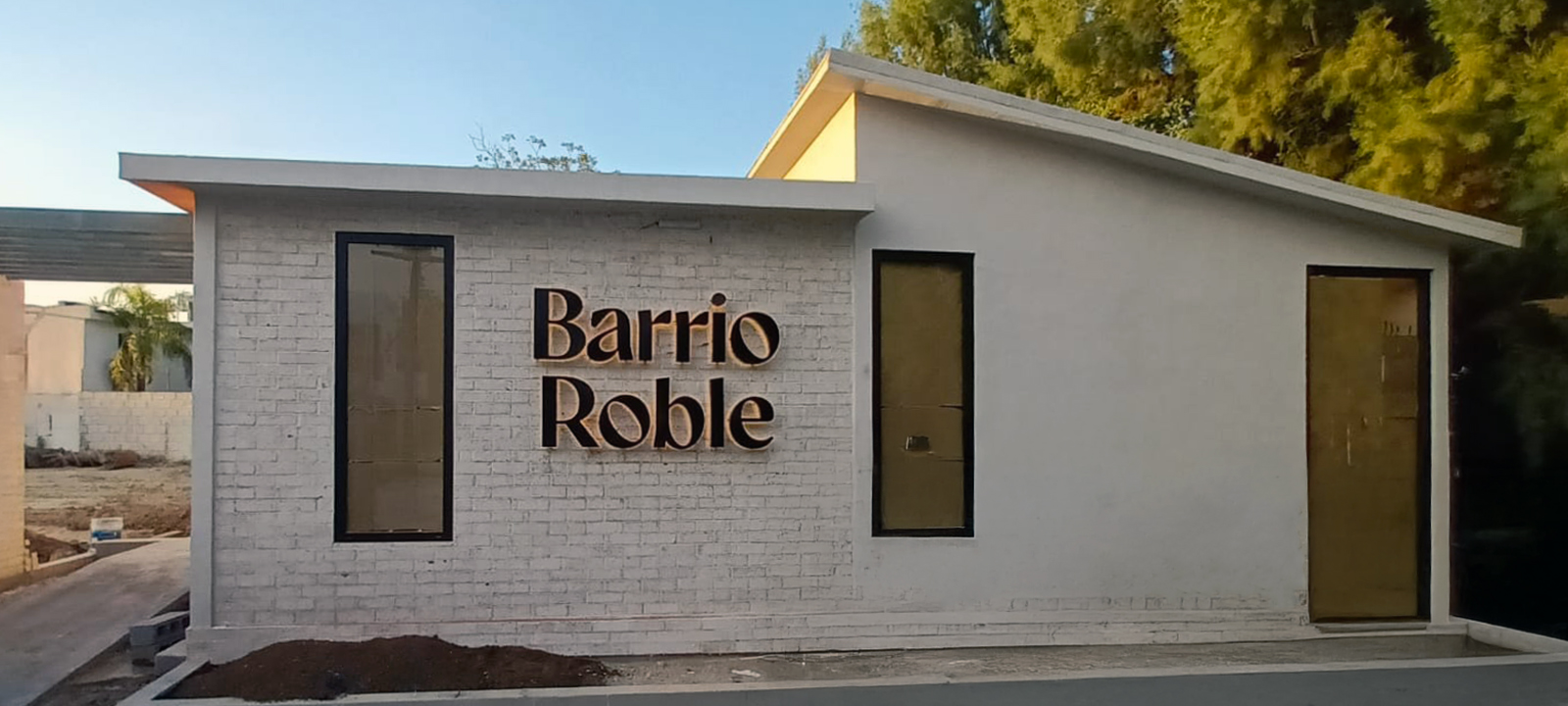 Halo con luz cálida — Barrio Roble