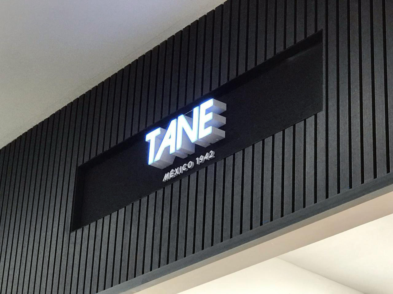 Letrero luminoso TANE