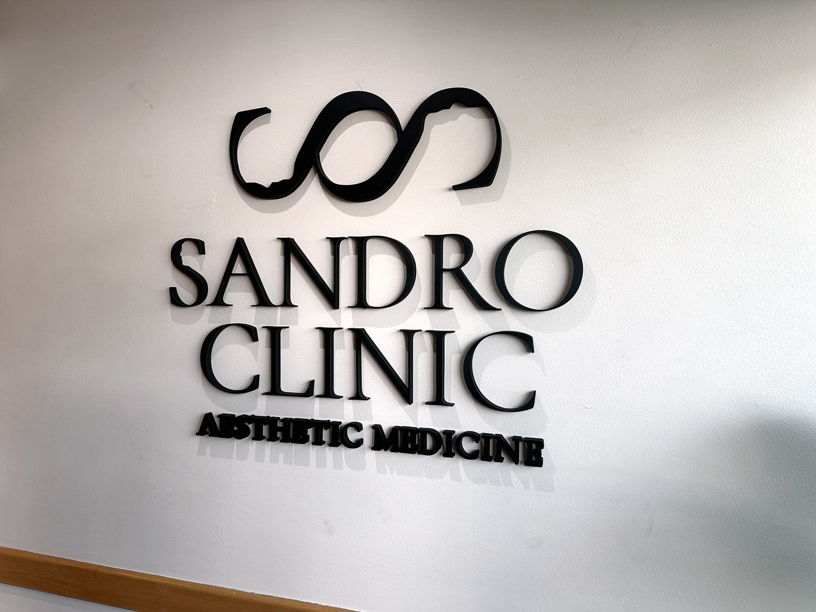 Letras delgadas sin canto — Sandro Clinic