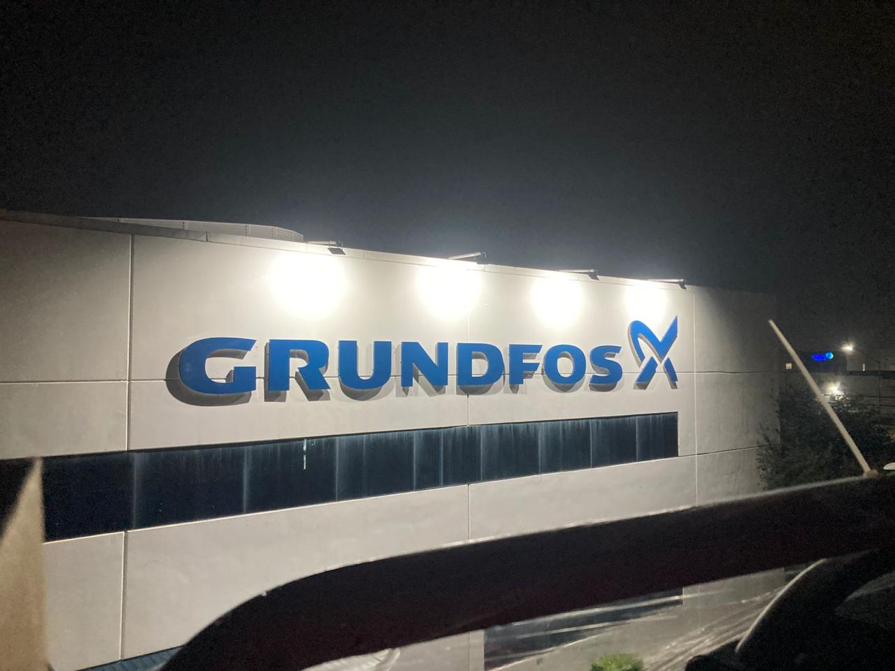 Letrero Grundfos con lámina 3D