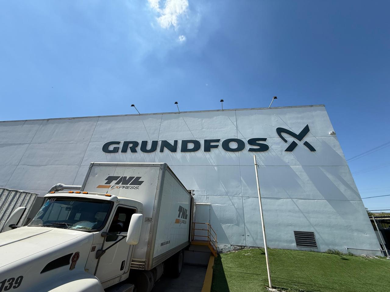 Letrero Grundfos con lámina 3D — vista 2
