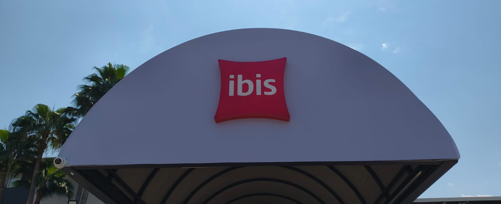 Letrero Ibis con lámina 3D