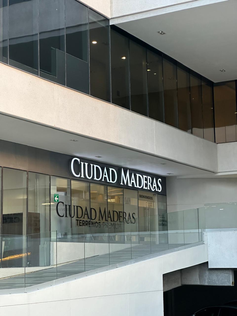 Letrero Ciudad Maderas con LED blanco — vista arquitectónica
