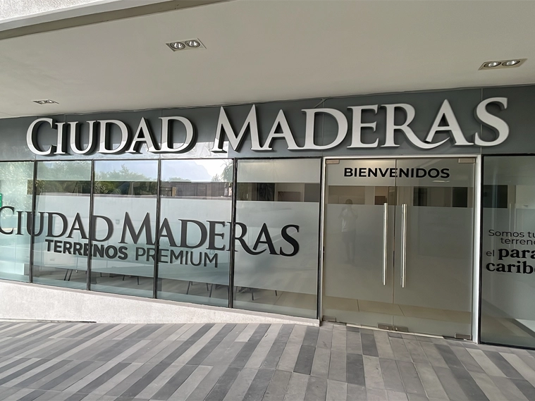 Letrero Ciudad Maderas con LED blanco — vista frontal