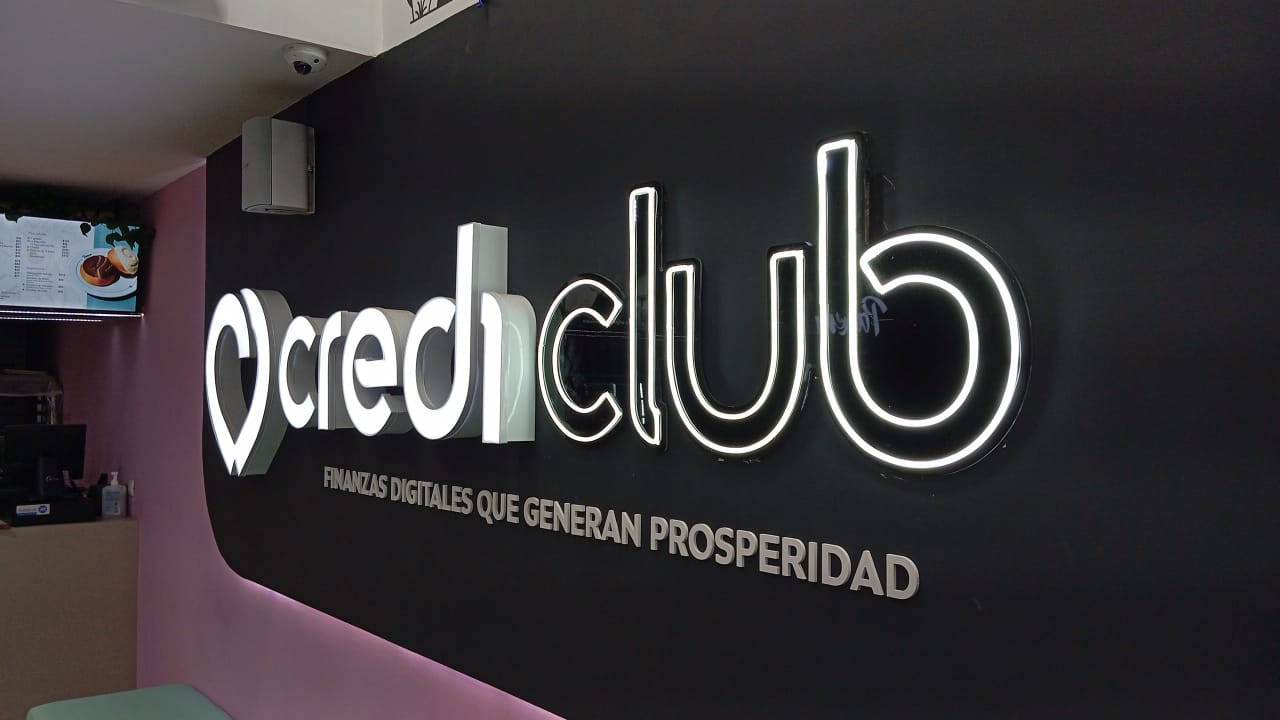 Letrero Crediclub con LED blanco — vista alternativa