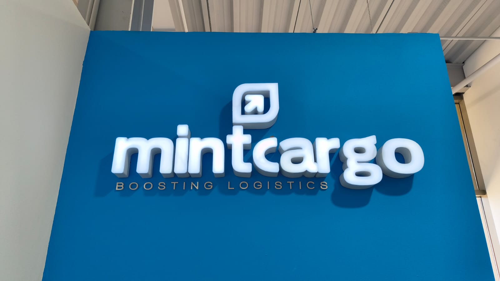Letrero Mint Cargo con LED blanco