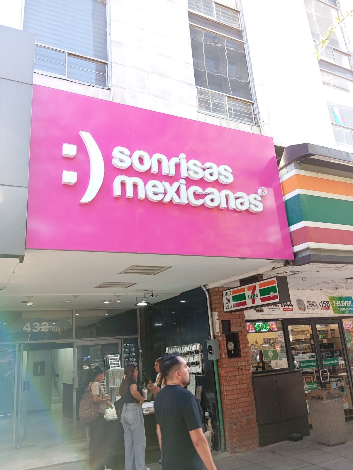 Letrero Sonrisas Mexicanas con LED blanco