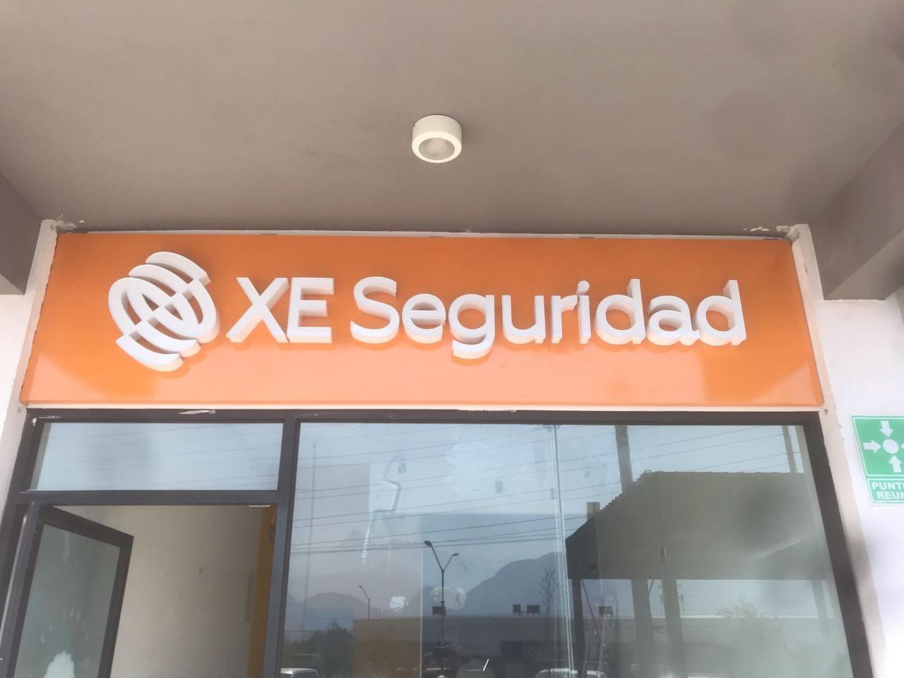 Letrero XE Seguridad con LED blanco