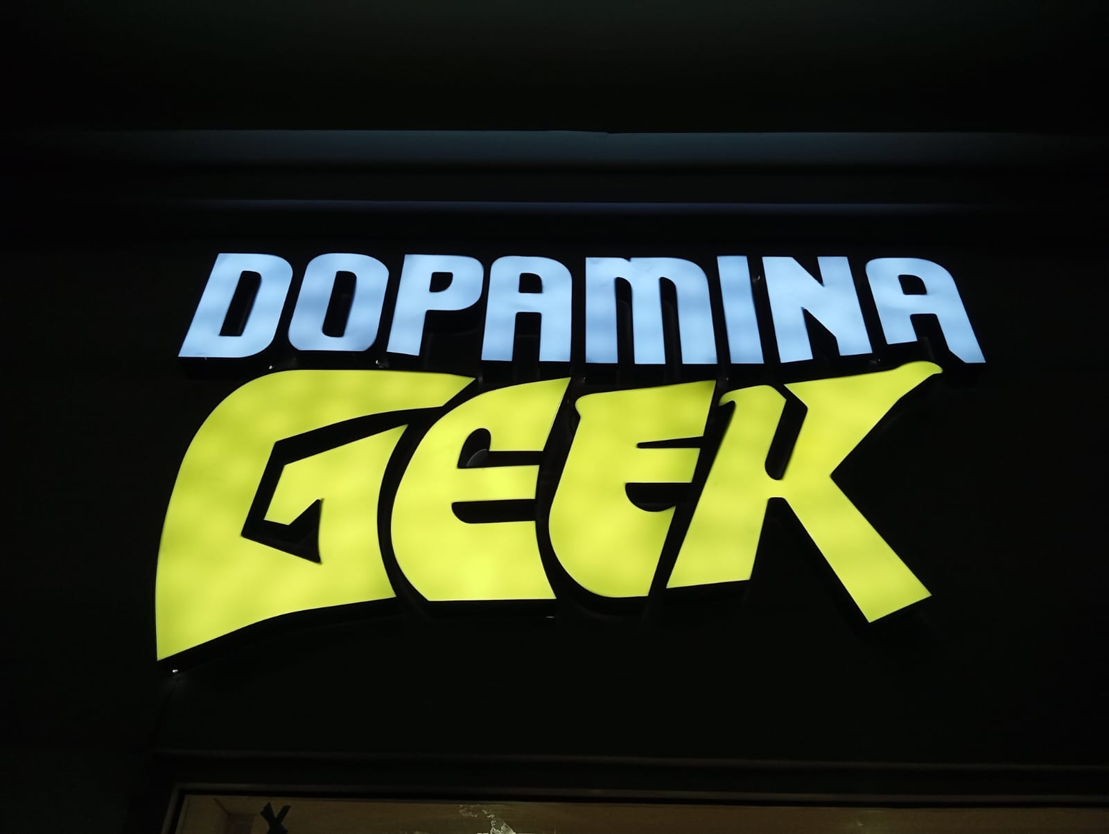 Letrero Dopamina Geek — vista frontal