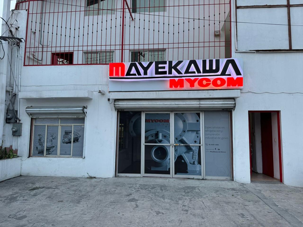 Letrero Mayekawa con halo de luz blanca
