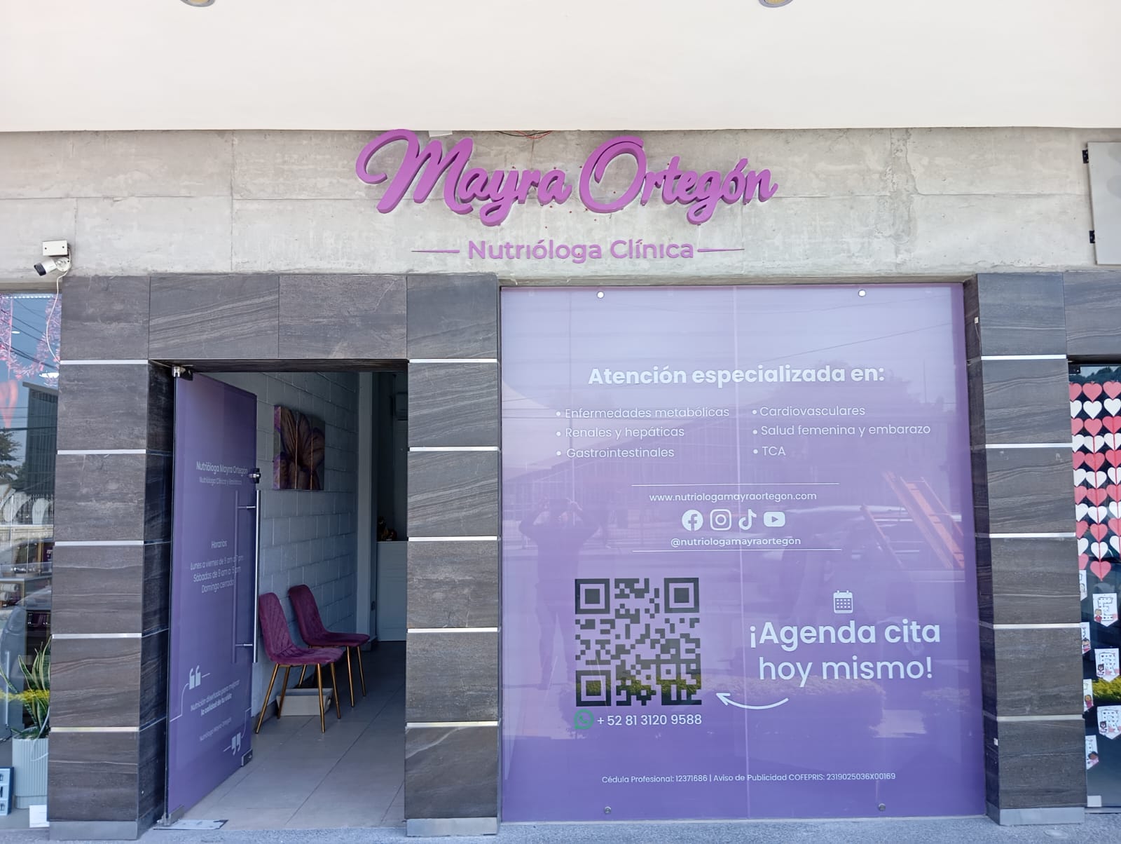 Letrero Mayra Ortegón con halo de luz blanca — vista con luz apagada