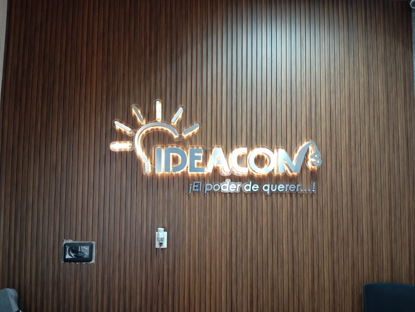 Letrero Ideacon con halo cálido