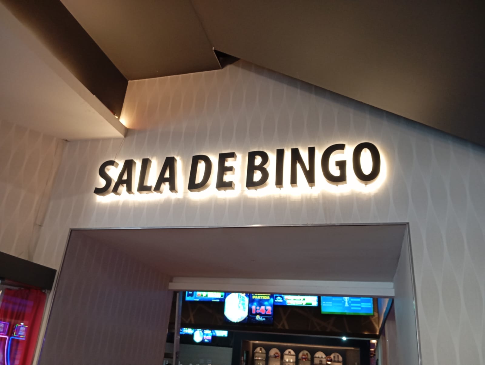 Letrero Sala de Bingo con halo cálido